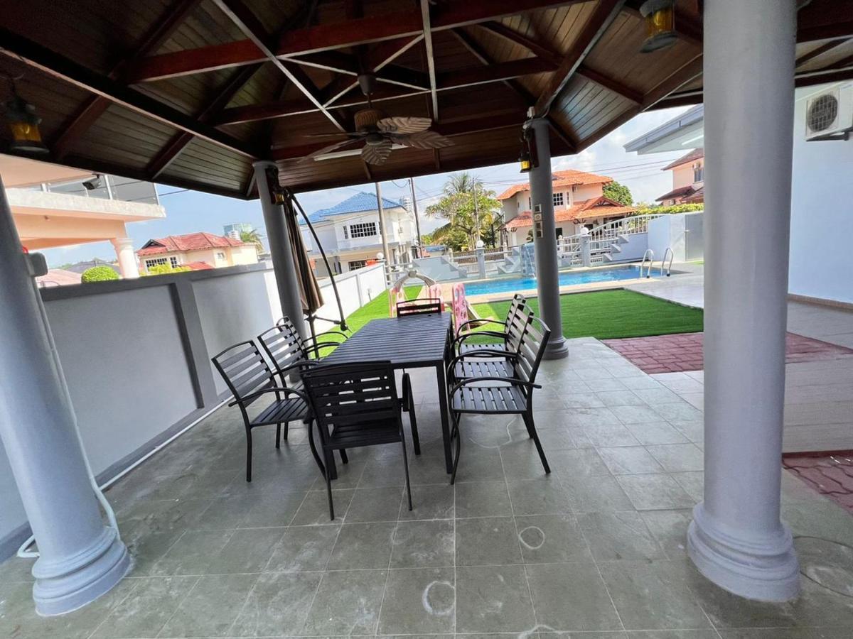 Bearbrick Homestay With Pool Port Dickson Exterior foto